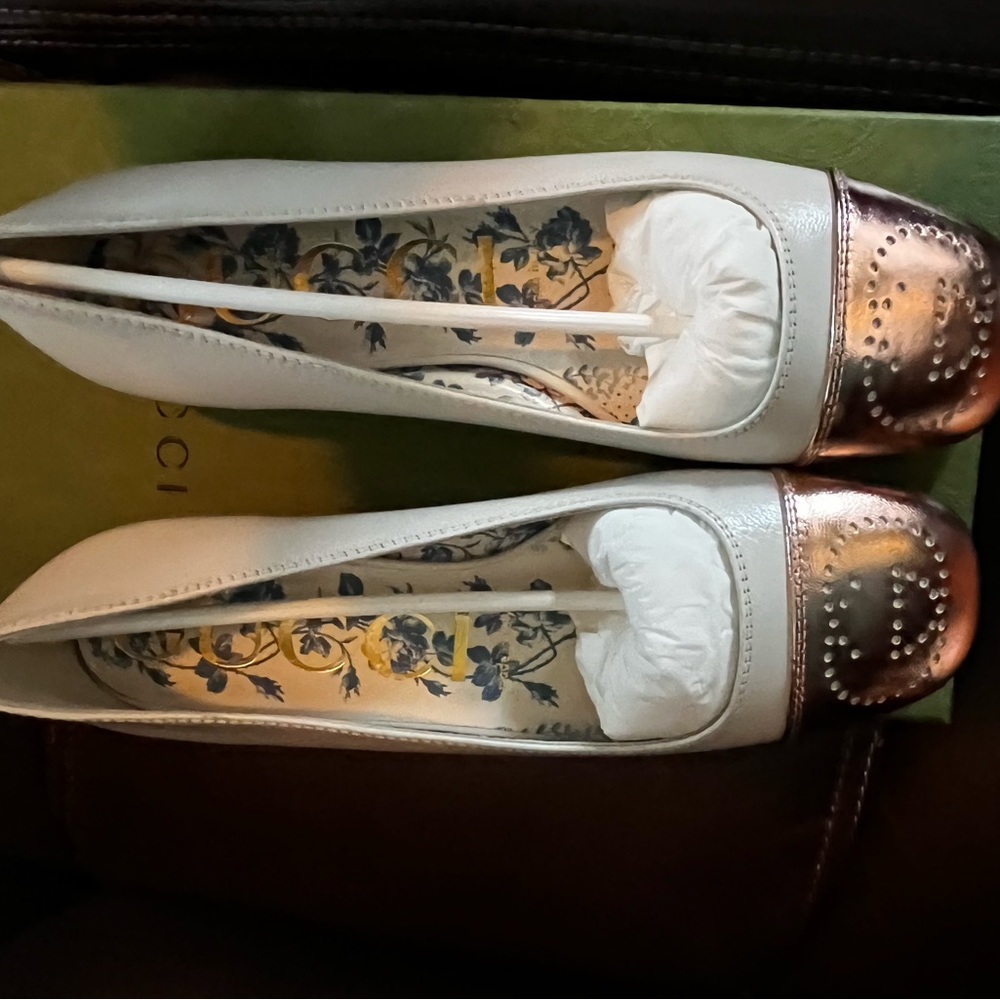 NIB Gucci cream flat shoes, Rose Gold Toe